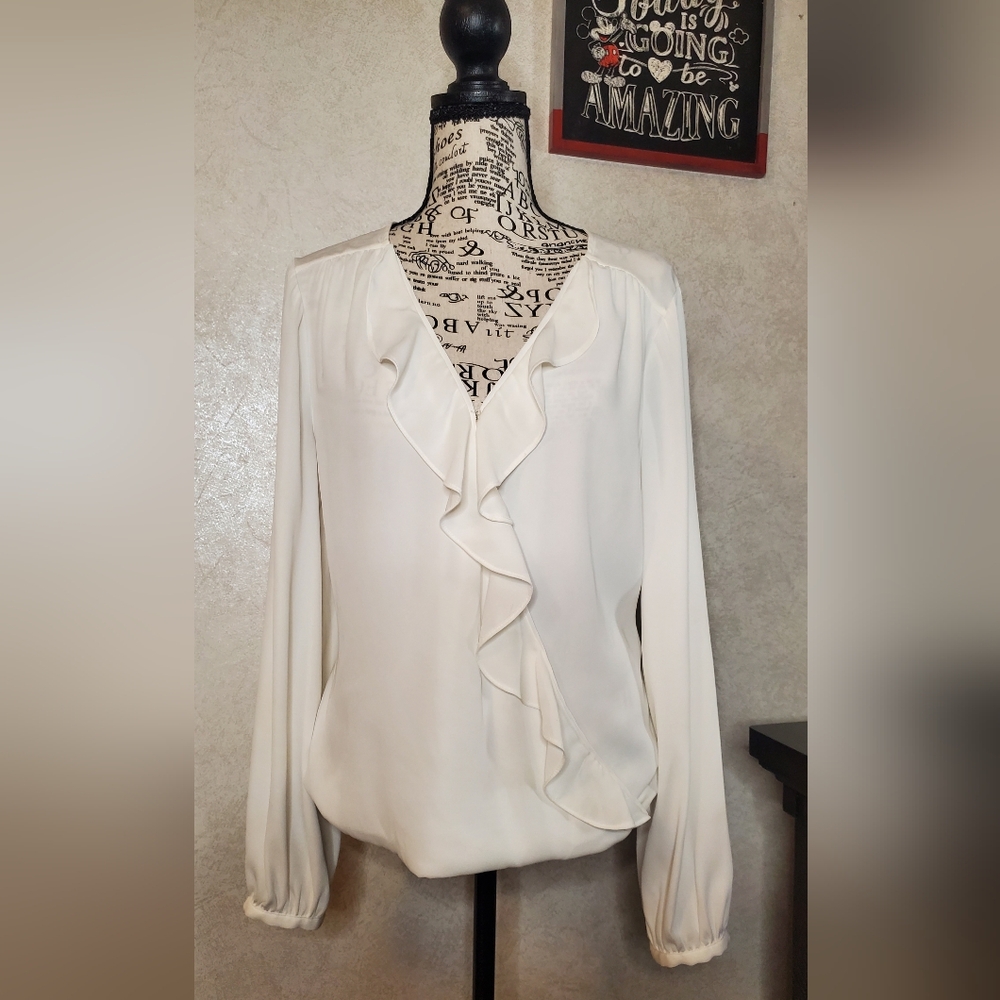White House/Black Market Elegant White Ruffle Blouse Size:6